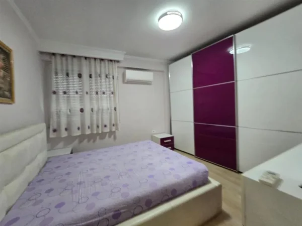 Tirane, jepet me qera apartament 3+1+Ballkon Kati 6, 180 m² 1.000 € (Rruga 5 Maji)