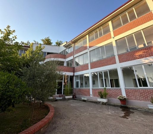 Tirane, jepet me qera ambjent biznesi Kati 3, 1.601 m² 5.000 € (Fresku, Tiranë, TT 174)