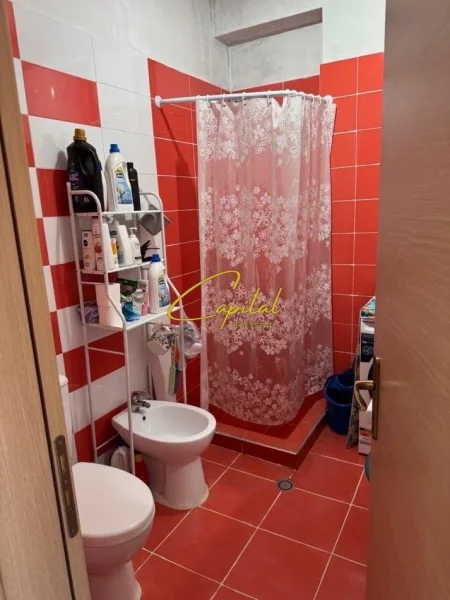 Tirane, jepet me qera apartament 1+1 Kati 6, 60 m² 500 € (ISH STACIONI TRENIT)