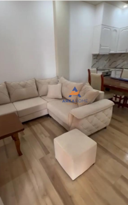 Tirane, jepet me qera apartament 1+1+Ballkon Kati 1, 70 m² 400 € (RRUGA RRAPO HEKALI,MBIKALIMI KRISTALIT)