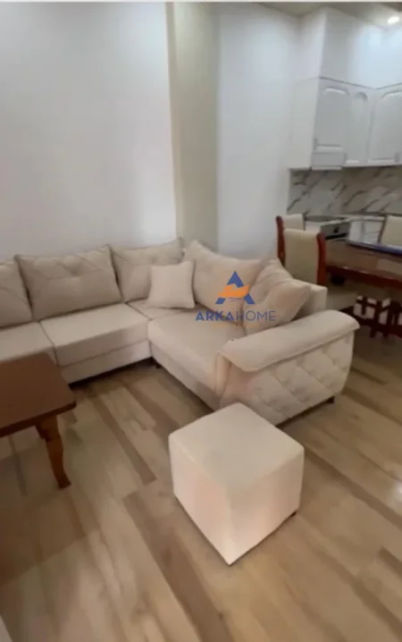 Tirane, jepet me qera apartament 1+1+Ballkon Kati 1, 70 m² 400 € (RRUGA RRAPO HEKALI,MBIKALIMI KRISTALIT)