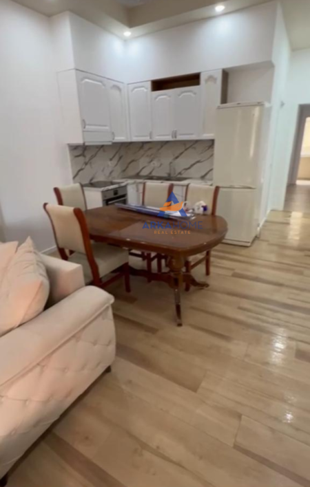Tirane, jepet me qera apartament 1+1+Ballkon Kati 1, 70 m² 400 € (RRUGA RRAPO HEKALI,MBIKALIMI KRISTALIT)