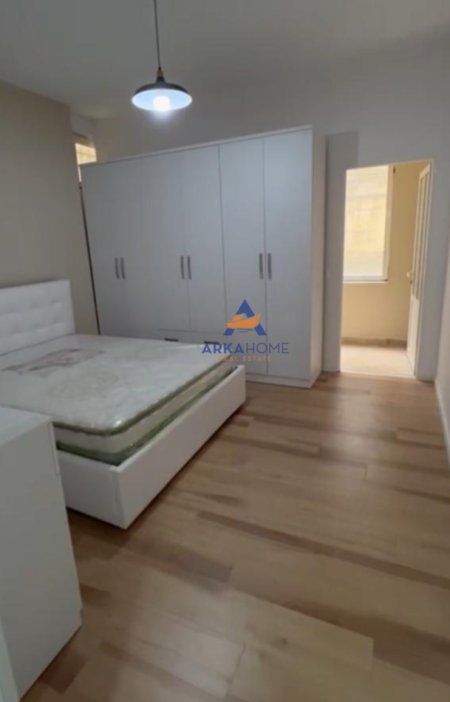 Tirane, jepet me qera apartament 1+1+Ballkon Kati 1, 70 m² 400 € (RRUGA RRAPO HEKALI,MBIKALIMI KRISTALIT)