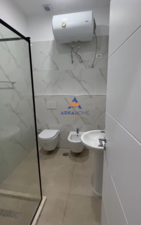 Tirane, jepet me qera apartament 1+1+Ballkon Kati 1, 70 m² 400 € (RRUGA RRAPO HEKALI,MBIKALIMI KRISTALIT)