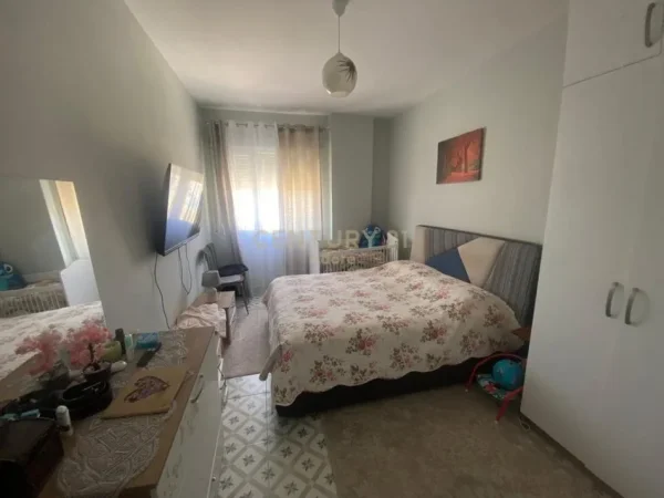 Tirane, shes apartament 2+1+Ballkon Kati 1, 105.000 € 