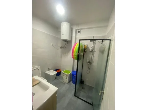 Tirane, shes apartament 2+1+Ballkon Kati 1, 105.000 € 