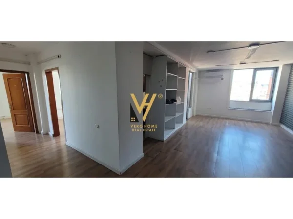 Tirane, jepet me qera zyre Kati 8, 108 m² 1.100 € (QENDER)