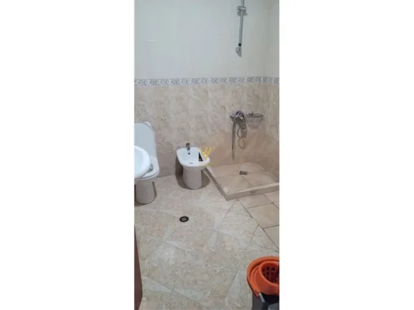 Tirane, jepet me qera zyre Kati 8, 108 m² 1.100 € (QENDER)