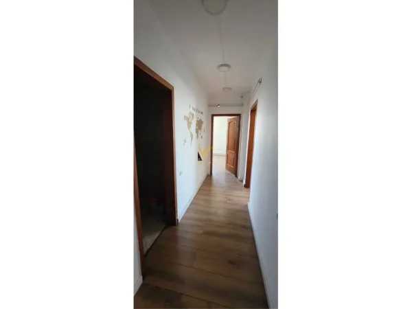 Tirane, jepet me qera zyre Kati 8, 108 m² 1.100 € (QENDER)