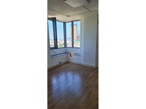 Tirane, jepet me qera zyre Kati 8, 108 m² 1.100 € (QENDER)