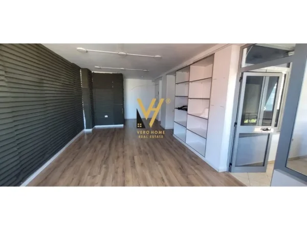 Tirane, jepet me qera zyre Kati 8, 108 m² 1.100 € (QENDER)