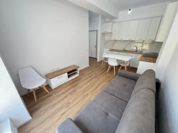 Tirane, jepet me qera apartament 1+1 Kati 1, 56 m² 400 € (Rezidenca Kaimi Rruga Pasho Hysa)