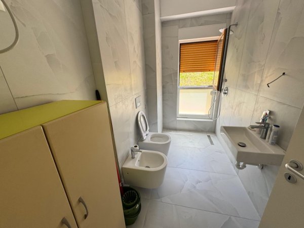 Tirane, jepet me qera apartament 1+1 Kati 1, 56 m² 400 € (Rezidenca Kaimi Rruga Pasho Hysa)