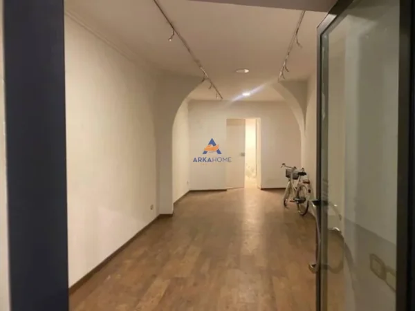 Tirane, jepet me qera dyqan Kati 0, 30 m² 409 € (TE LULISHTJA,PRANE EHW,KOMUNA E PARISIT)