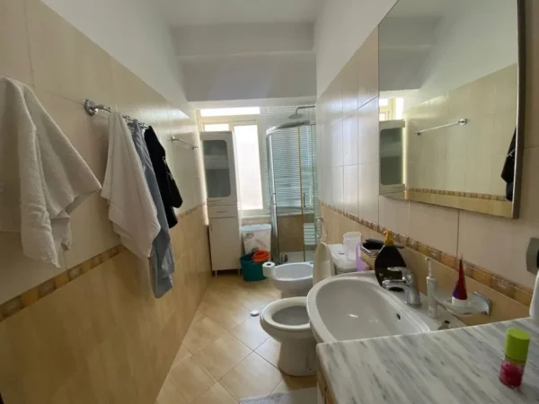 Tirane, jepet me qera apartament 1+1+Ballkon Kati 4, 50 m² 550 € 