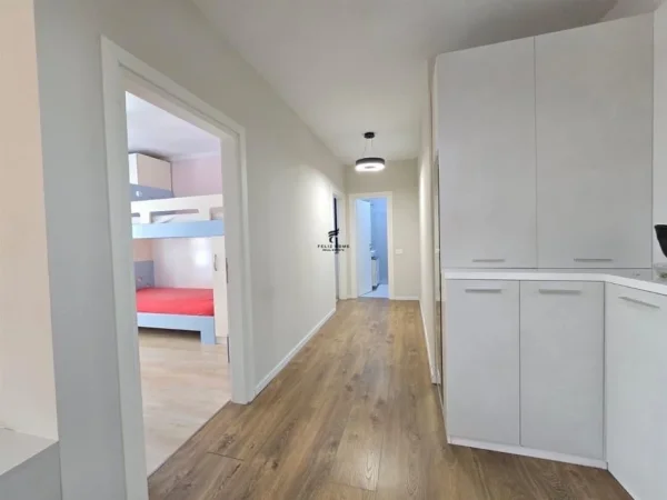 Tirane, jepet me qera apartament 3+1 Kati 6, 150 m² 1.000 € (5 MAJ)