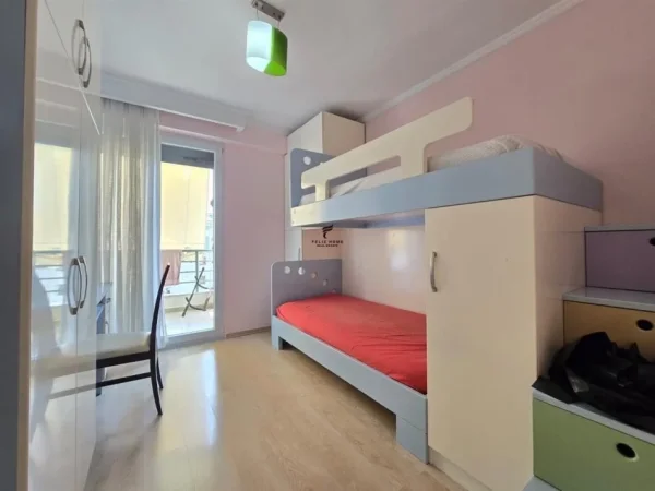 Tirane, jepet me qera apartament 3+1 Kati 6, 150 m² 1.000 € (5 MAJ)