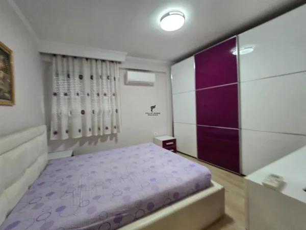 Tirane, jepet me qera apartament 3+1 Kati 6, 150 m² 1.000 € (5 MAJ)