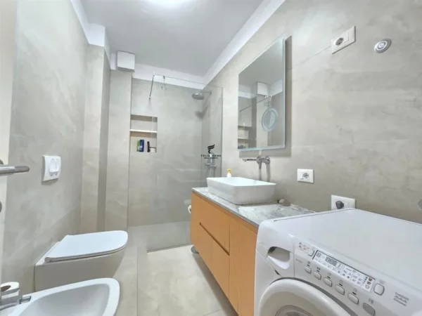 Tirane, jepet me qera apartament 3+1 Kati 6, 150 m² 1.000 € (5 MAJ)