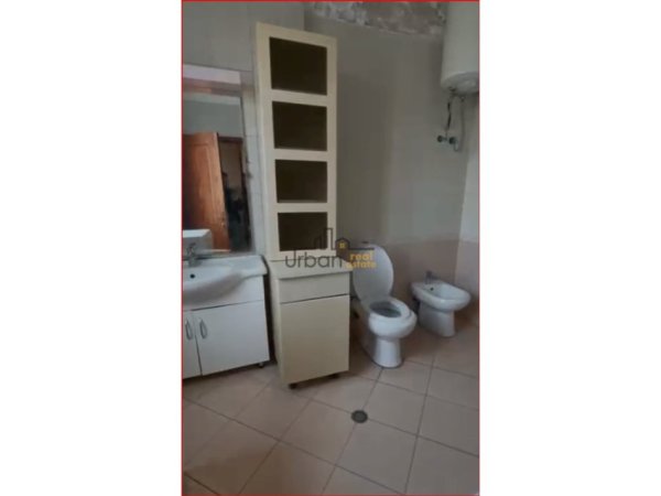 Tirane, jepet me qera apartament 2+1+Ballkon Kati 3, 110 m² 450 € (Ali Demi)