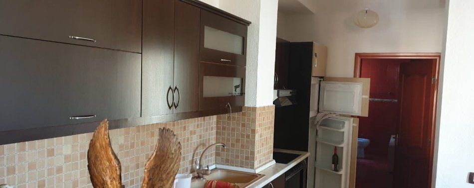 Tirane, jepet me qera apartament 2+1 Kati 1, 120 m² 450 € (ALI DEMI)