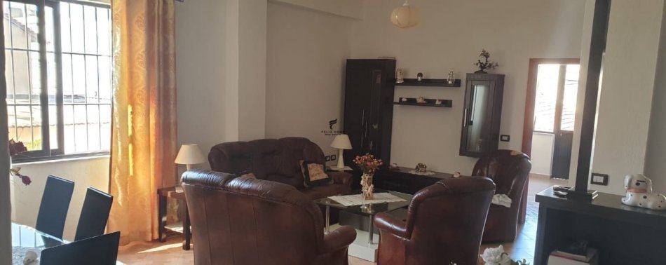 Tirane, jepet me qera apartament 2+1 Kati 1, 120 m² 450 € (ALI DEMI)