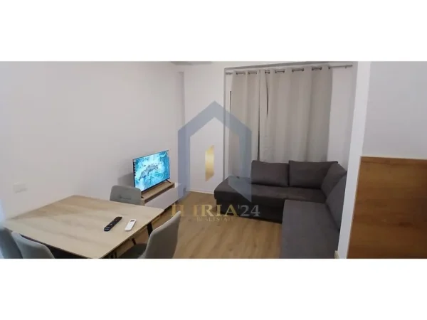 Tirane, jepet me qera apartament 1+1+Ballkon Kati 7, 65 m² 420 € 