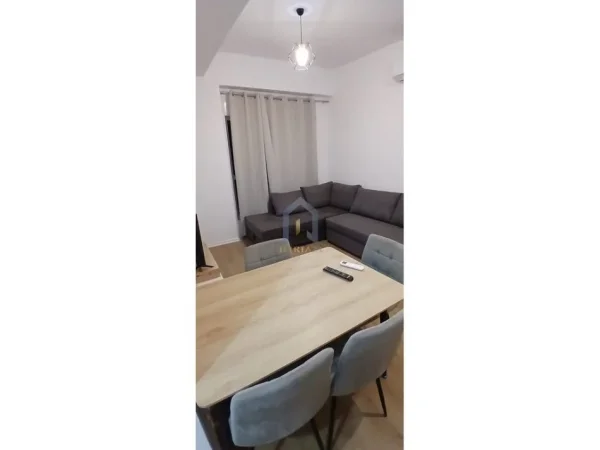 Tirane, jepet me qera apartament 1+1+Ballkon Kati 7, 65 m² 420 € 