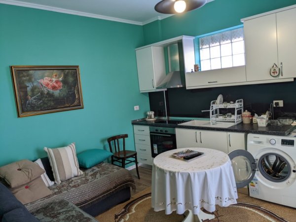 Korce, jepet me qera apartament 1+1+Ballkon Kati 2, 55 m² 250 € (Rr Veteranet)
