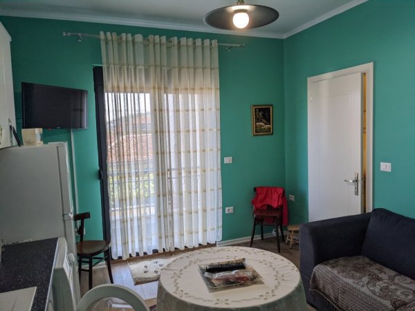 Korce, jepet me qera apartament 1+1+Ballkon Kati 2, 55 m² 250 € (Rr Veteranet)