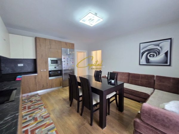 Tirane, jepet me qera apartament 3+1 Kati 6, 180 m² 1.000 € (5 MAJI)