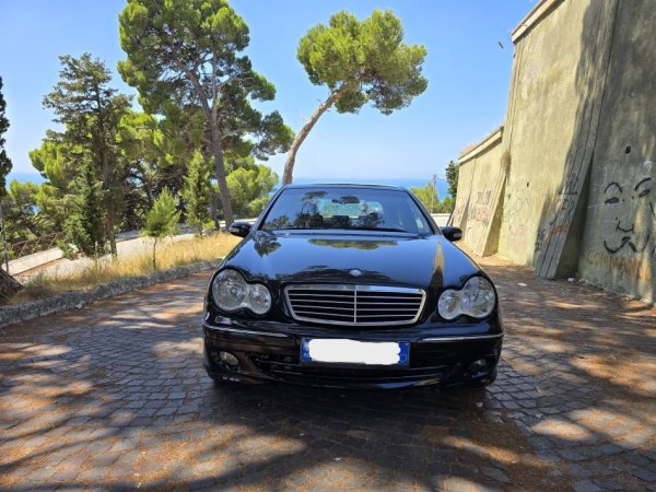 Durres, shes makine Mercedes-Benz C-Class 220/W203 Nafte, e zeze manuale Kondicioner 286.000 km 3.700 €