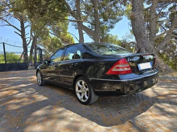 Durres, shes makine Mercedes-Benz C-Class 220/W203 Nafte, e zeze manuale Kondicioner 286.000 km 3.700 €