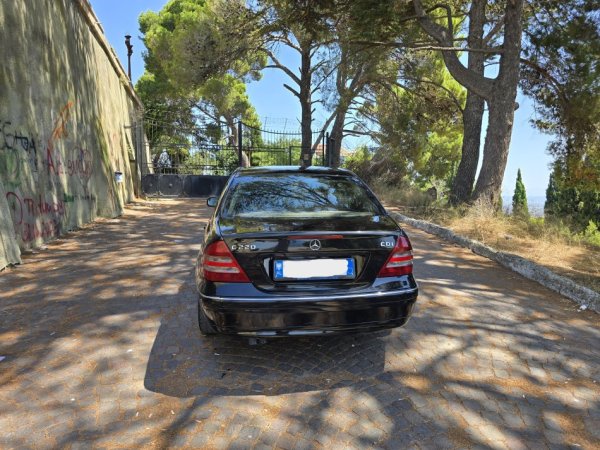 Durres, shes makine Mercedes-Benz C-Class 220/W203 Nafte, e zeze manuale Kondicioner 286.000 km 3.700 €