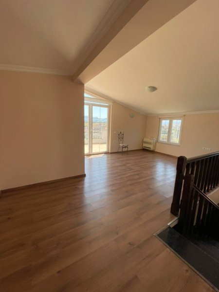 Tirane, jepet me qera Vile 3 Katshe Kati 4, 671 m² 4.000 € (Akacia Hills)