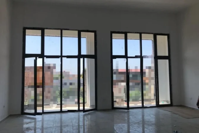 Tirane, jepet me qera zyre Kati 1, 88 m² (xhanfize keko)