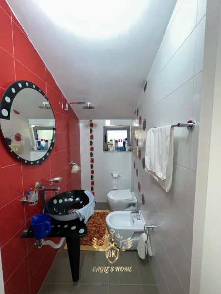 Durres, shes Vile 2 Katshe Kati 2, 210 m² (SHITET VILA 2 katshe SHUME PRANE DETIT Adresa: QERRET)