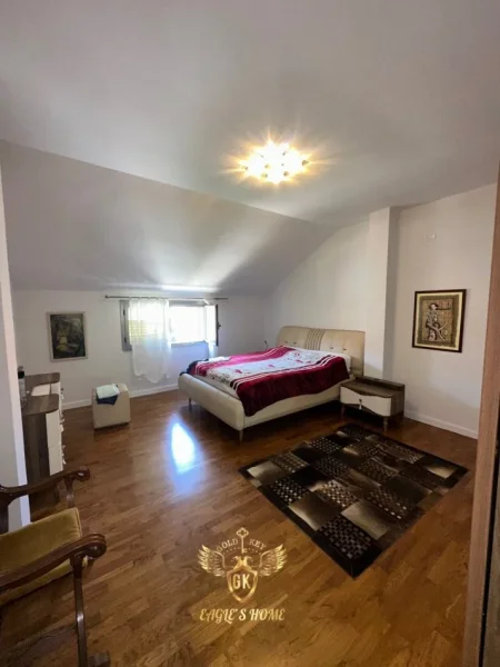 Durres, shes Vile 2 Katshe Kati 2, 210 m² (SHITET VILA 2 katshe SHUME PRANE DETIT Adresa: QERRET)