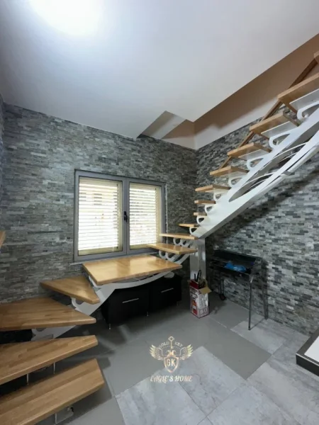 Durres, shes Vile 2 Katshe Kati 2, 210 m² (SHITET VILA 2 katshe SHUME PRANE DETIT Adresa: QERRET)