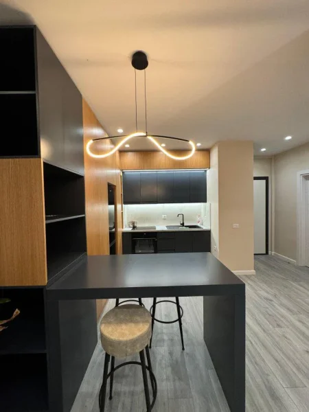 Tirane, jepet me qera apartament 1+1+Ballkon Kati 4, 75 m² 900 € (KOMUNA E PARISIT)