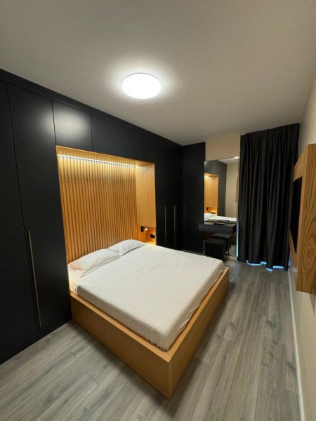 Tirane, jepet me qera apartament 1+1+Ballkon Kati 4, 75 m² 900 € (KOMUNA E PARISIT)