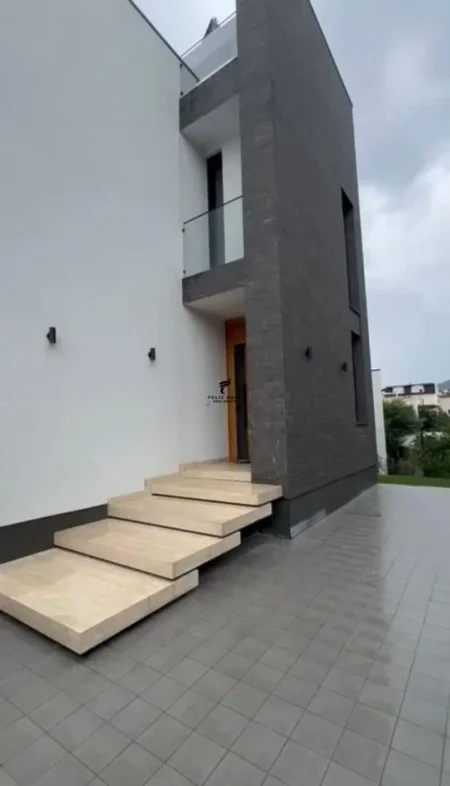 Tirane, jepet me qera Vile 3 Katshe Kati 3, 600 m² 3.000 € (TEG)