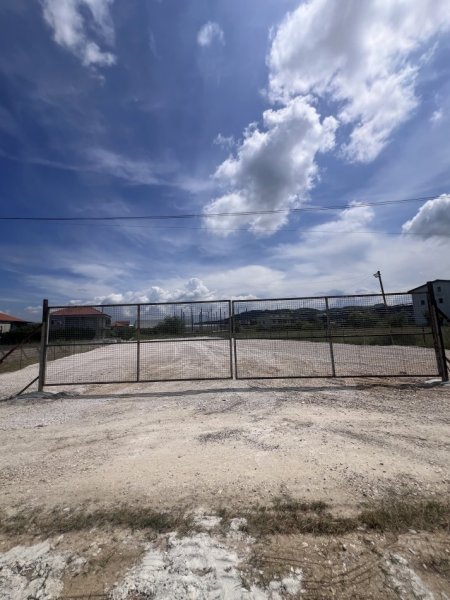 Shqiperi, jap me qera ambjent biznesi Kati 0, 2.000 m² 2.000 € (Rruga nacionale e vjeter)