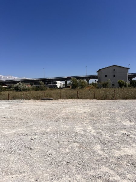 Shqiperi, jap me qera ambjent biznesi Kati 0, 2.000 m² 2.000 € (Rruga nacionale e vjeter)
