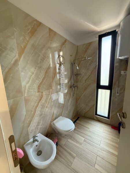 Tirane, jepet me qera apartament 1+1+Ballkon Kati 8, 70 m² 700 € (Parku Olimpik)