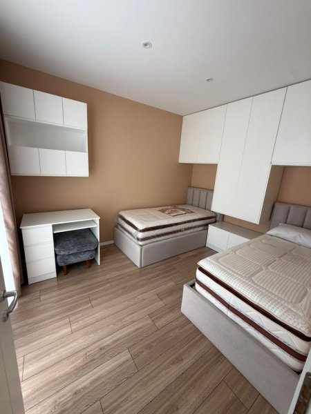 Tirane, jepet me qera apartament 2+1+Ballkon Kati 2, 110 m² 900 € (Liqeni i thate, Fz Construction)