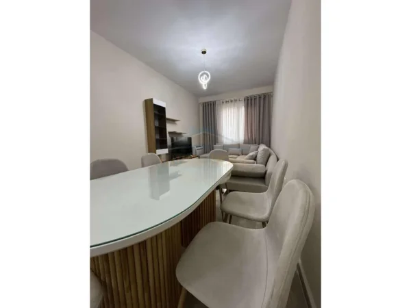 Tirane, jepet me qera apartament 2+1+Ballkon Kati 5, 92 m² 600 € 