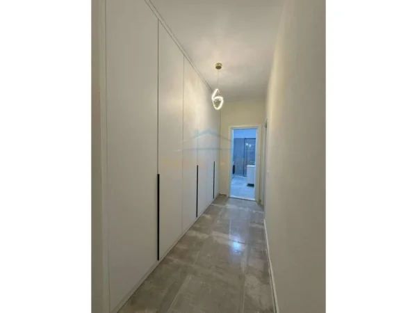 Tirane, jepet me qera apartament 2+1+Ballkon Kati 5, 92 m² 600 € 