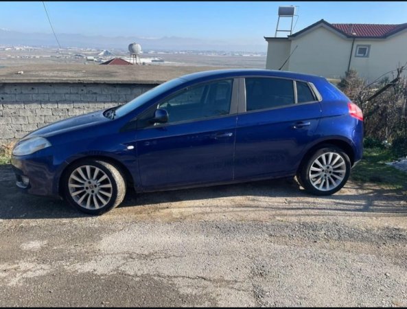 Durres, shitet makine fiat bravo 1,9 multijet Nafte , blu manuale 250.000 km 2.000 €
