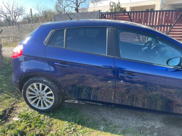 Durres, shitet makine fiat bravo 1,9 multijet Nafte , blu manuale 250.000 km 2.000 €
